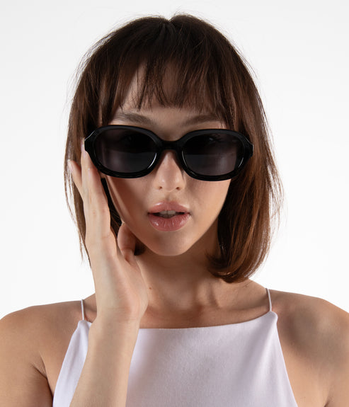 variant:: noir -- aara sunglasses noir