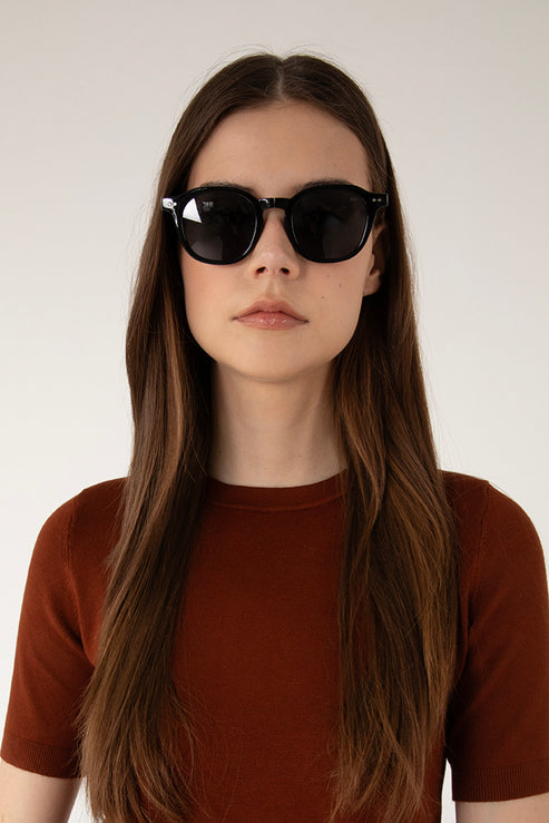 variant:: noir -- nika sunglasses noir