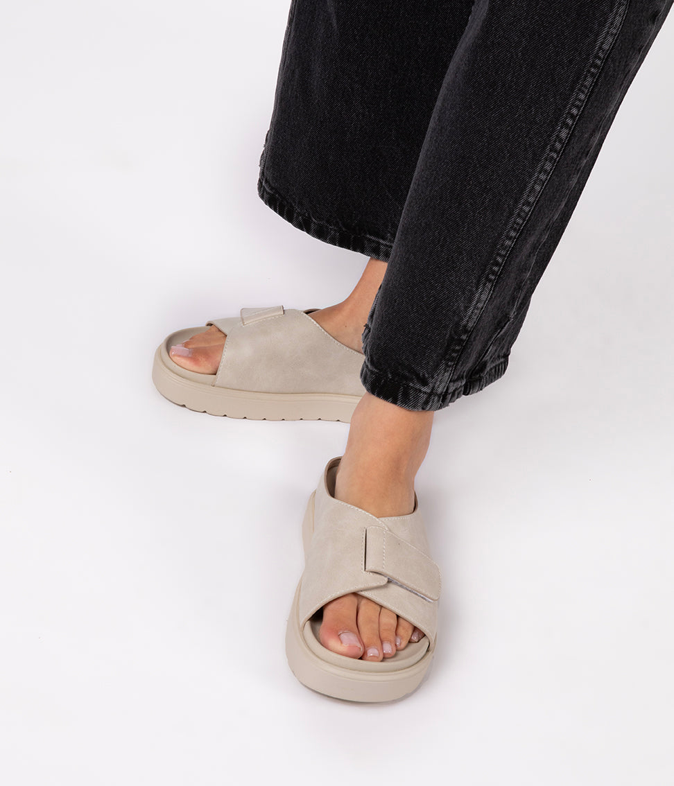variant:: blanc casse -- idah shoe blanc casse